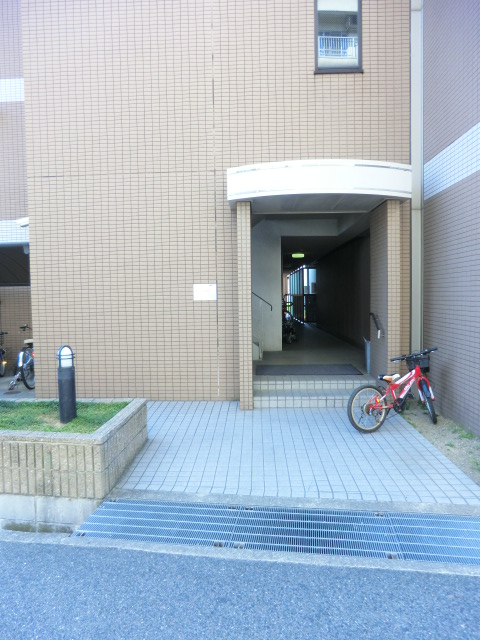 18/26 エントランス