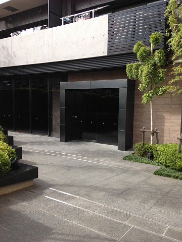 21/22 エントランス