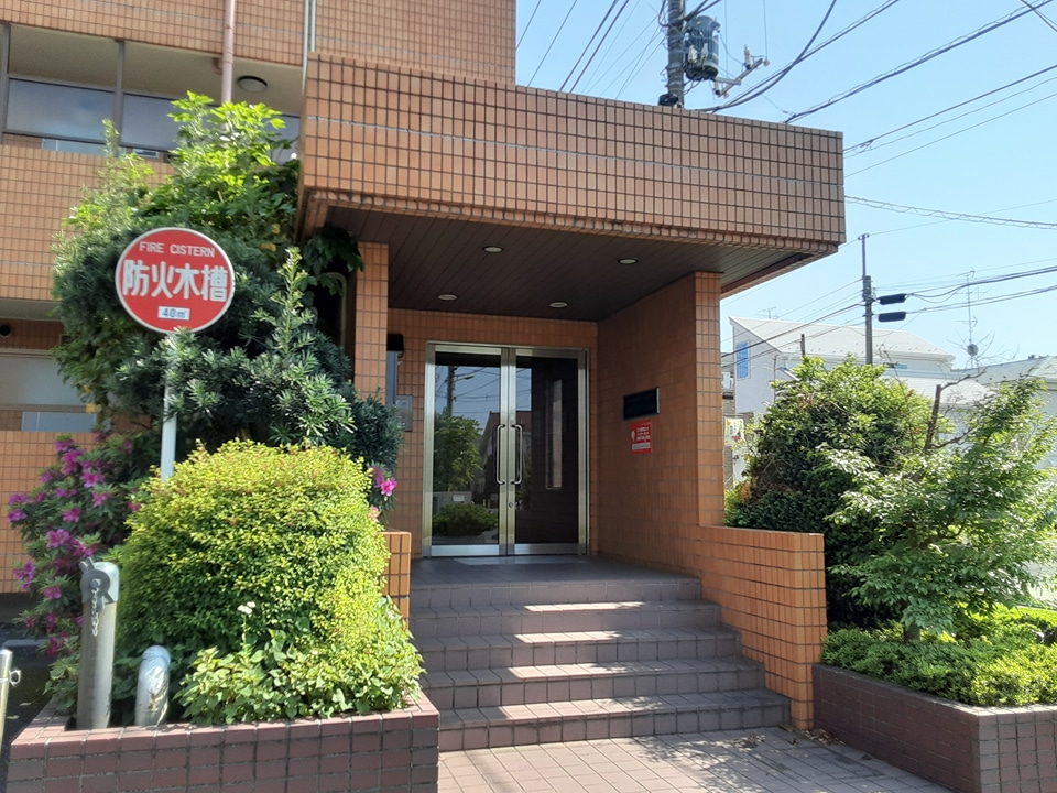 27/30 エントランス