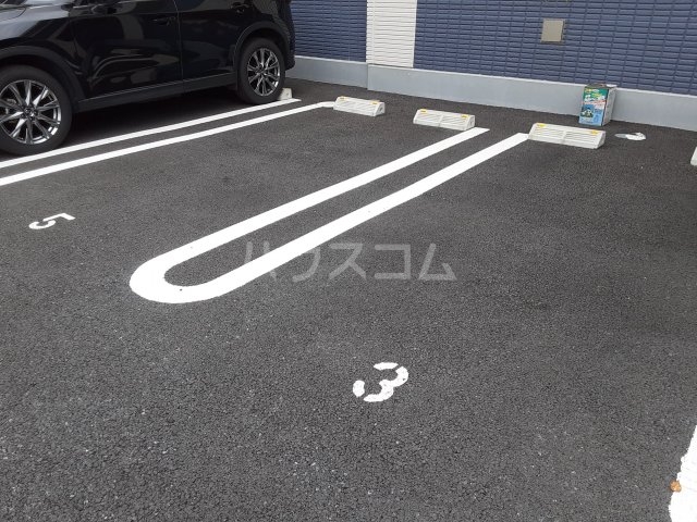 27/30 駐車場