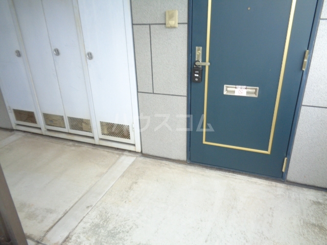 23/27 エントランス