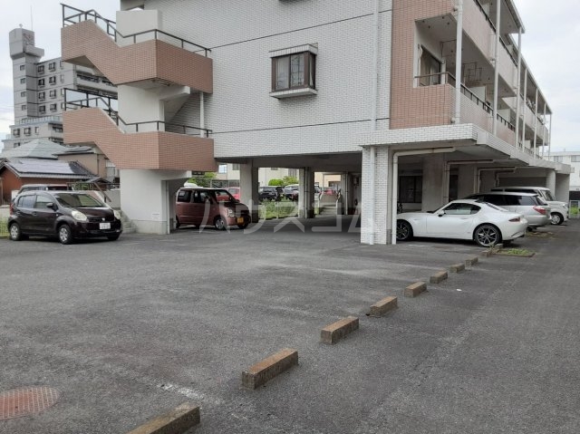 18/27 駐車場
