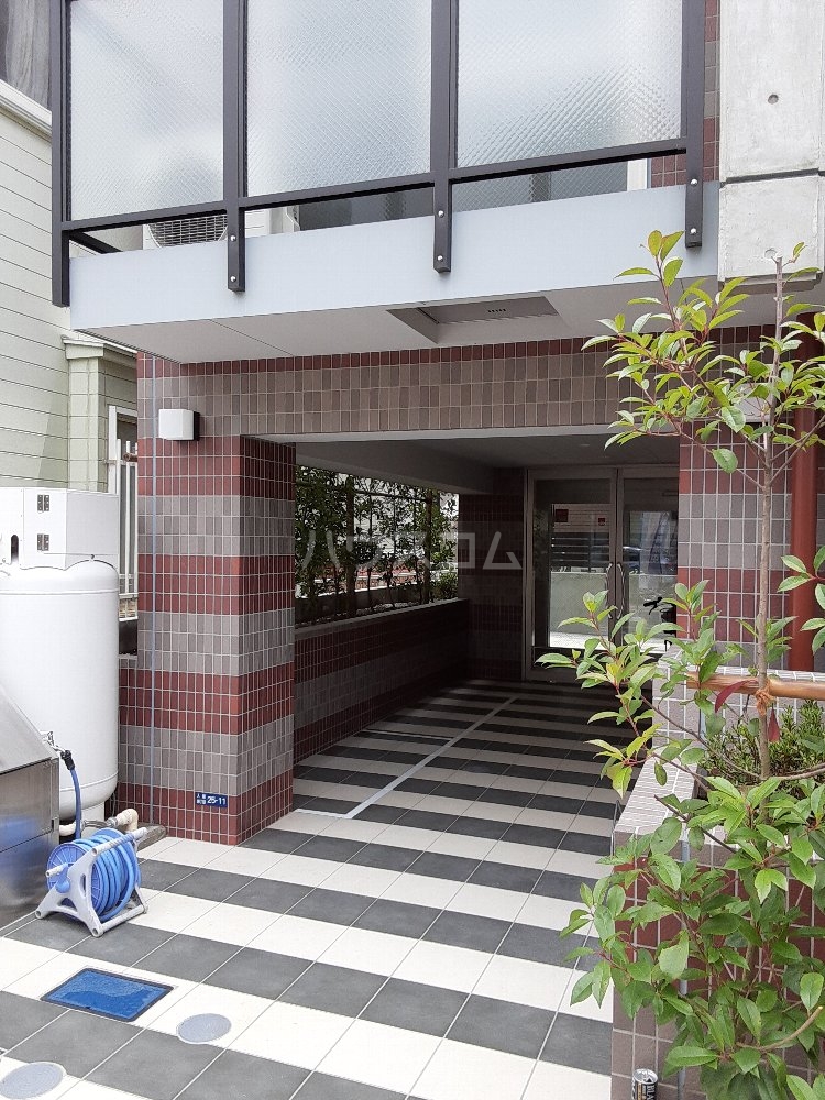 18/28 エントランス