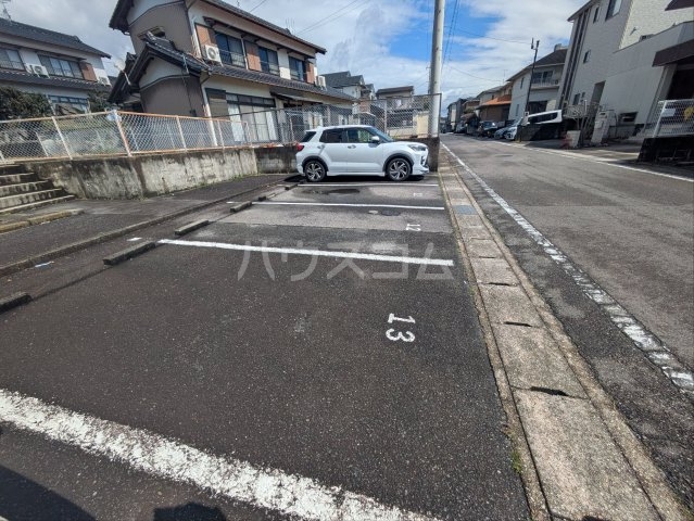 27/30 駐車場