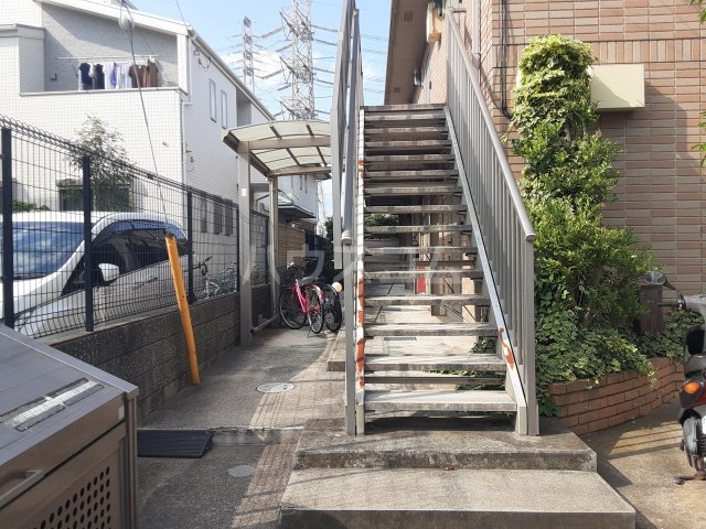 23/30 エントランス