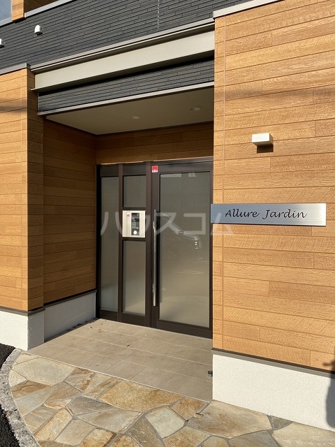 26/30 エントランス