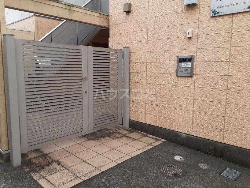 23/24 エントランス