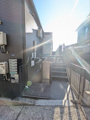 24/25 エントランス