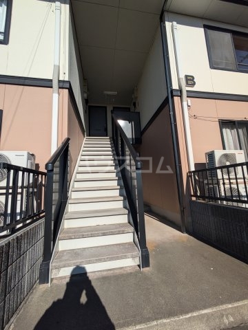 23/27 エントランス