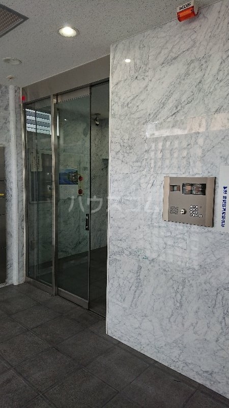 21/30 エントランス