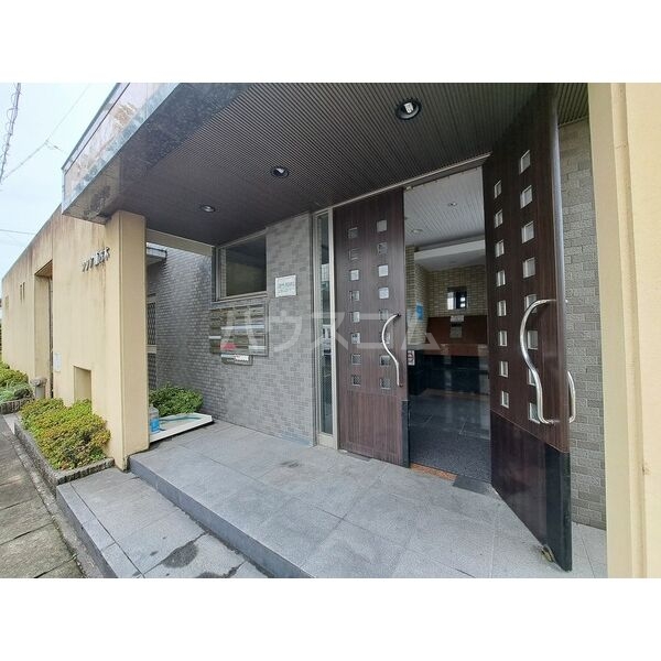 13/18 エントランス