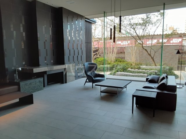 24/28 エントランス