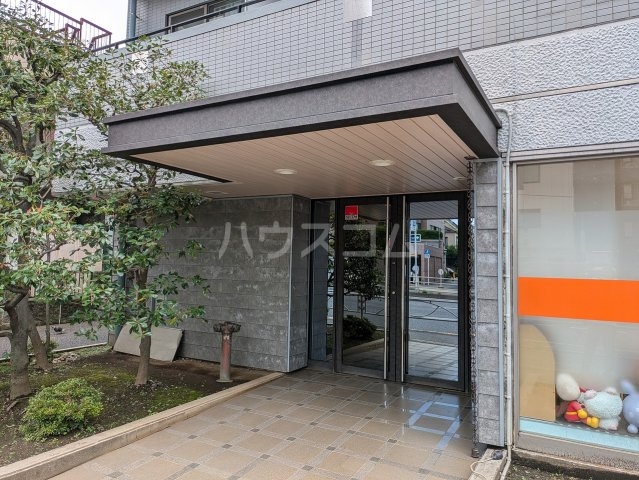 26/27 エントランス