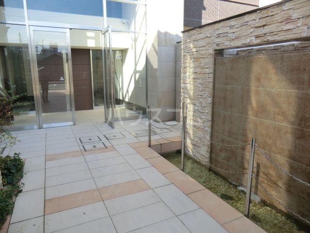 21/30 エントランス