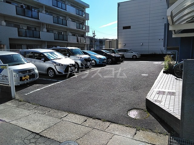 27/30 駐車場