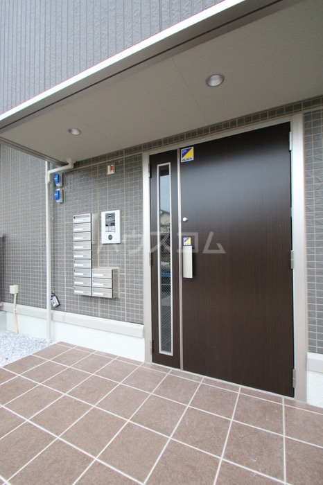 18/27 エントランス