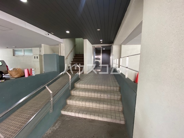 23/30 エントランス