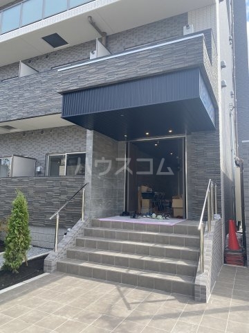 23/27 エントランス