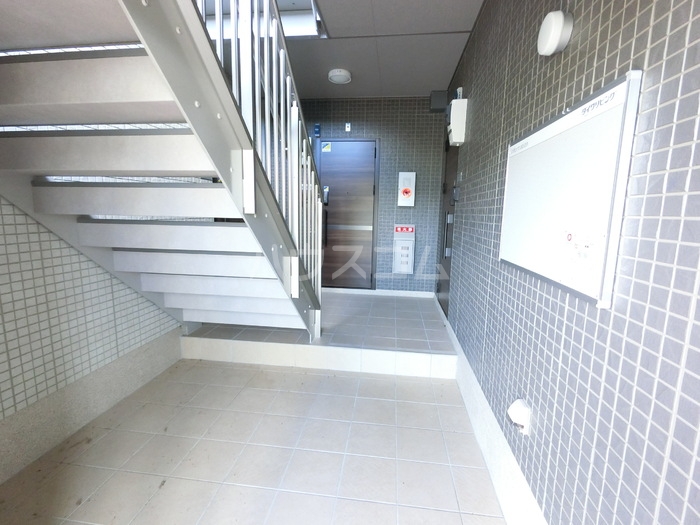 16/19 エントランス