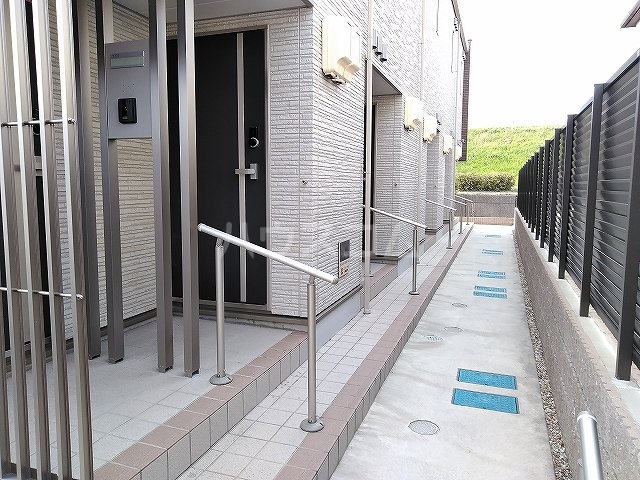 27/30 エントランス