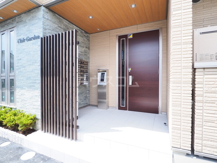 22/27 エントランス