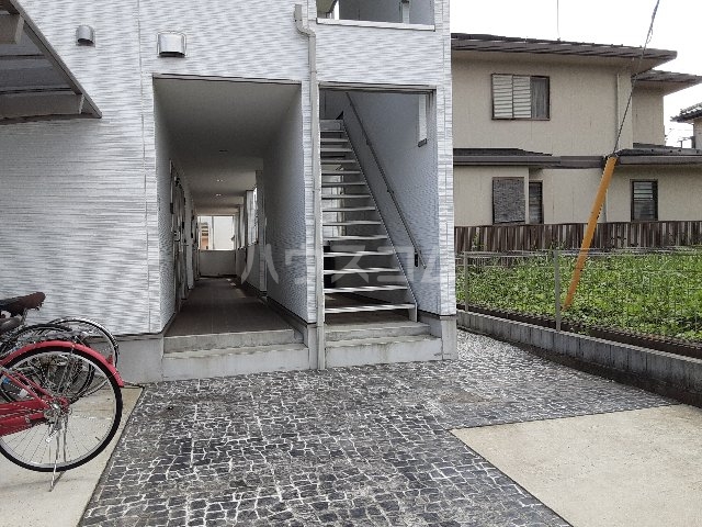 16/23 エントランス
