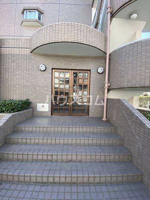 23/30 エントランス