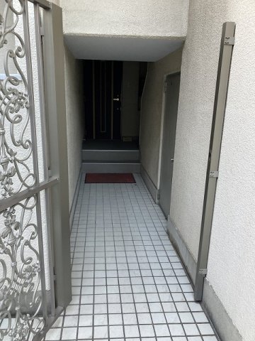26/29 エントランス