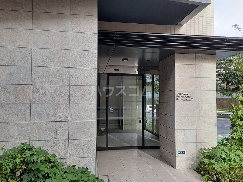 23/27 エントランス