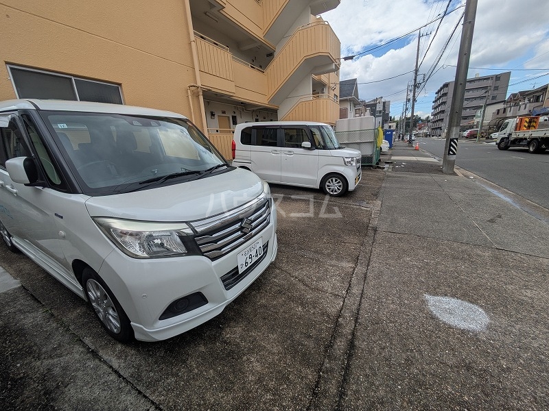 27/30 駐車場