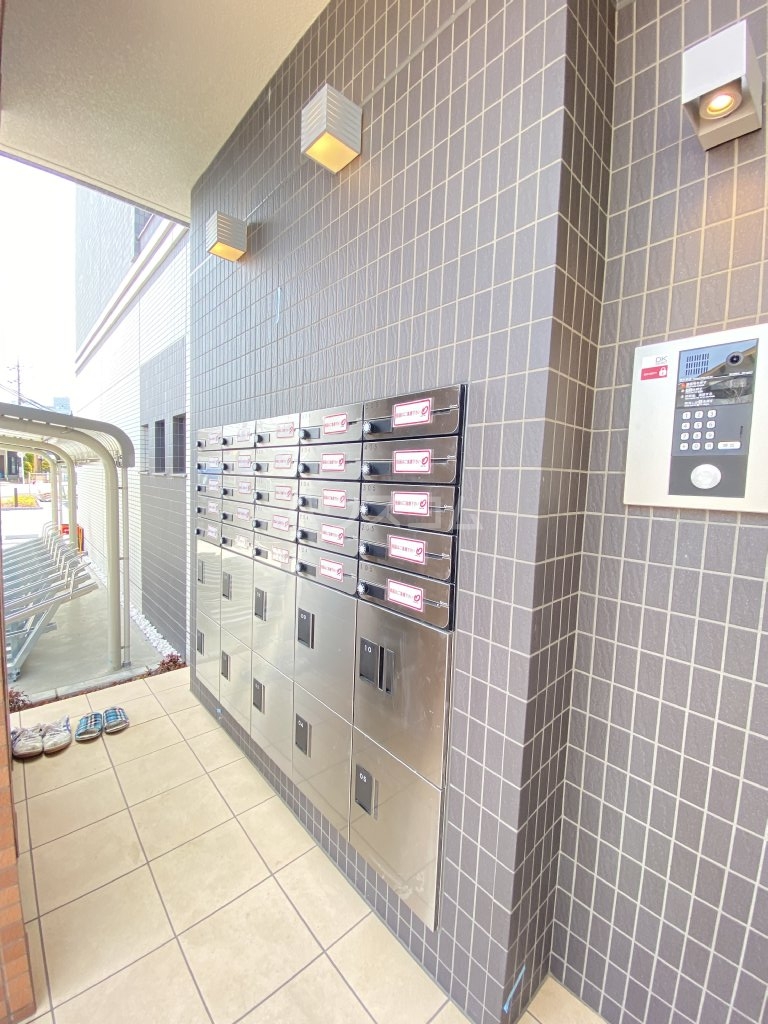 27/30 エントランス