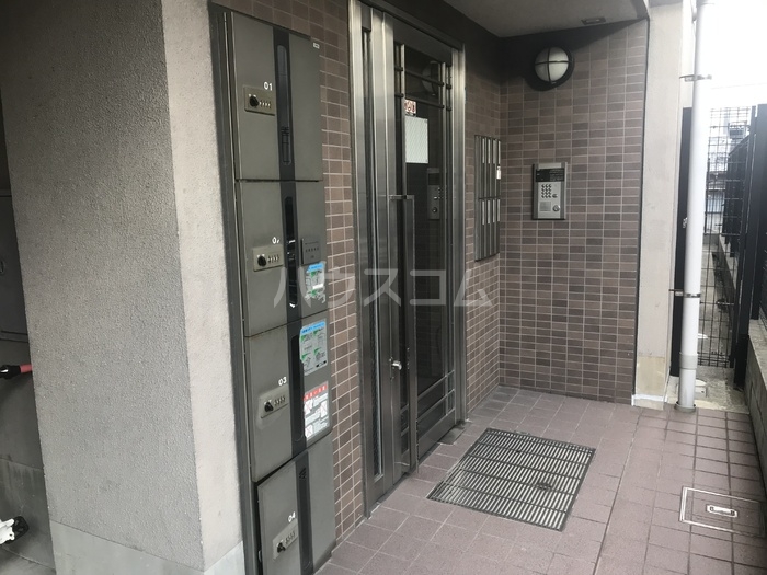 16/23 エントランス