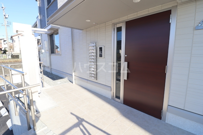 23/27 エントランス