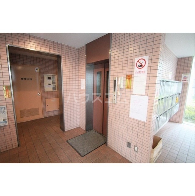 13/18 エントランス