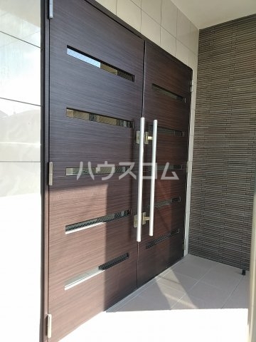 22/28 エントランス