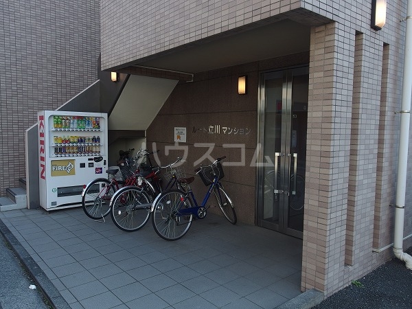 27/30 エントランス