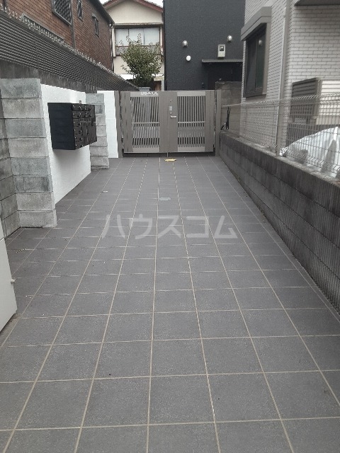 24/25 エントランス