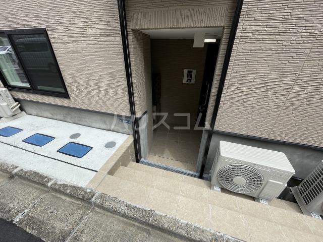 18/26 エントランス