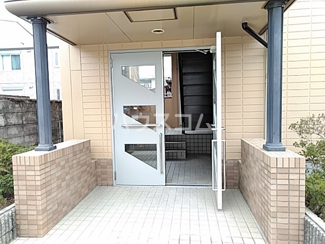 23/27 エントランス