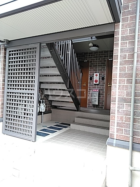 28/30 エントランス