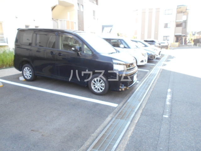 27/30 駐車場