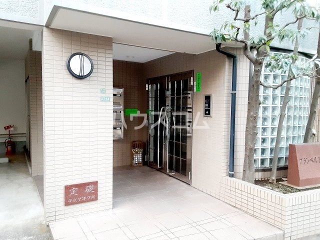 27/30 エントランス