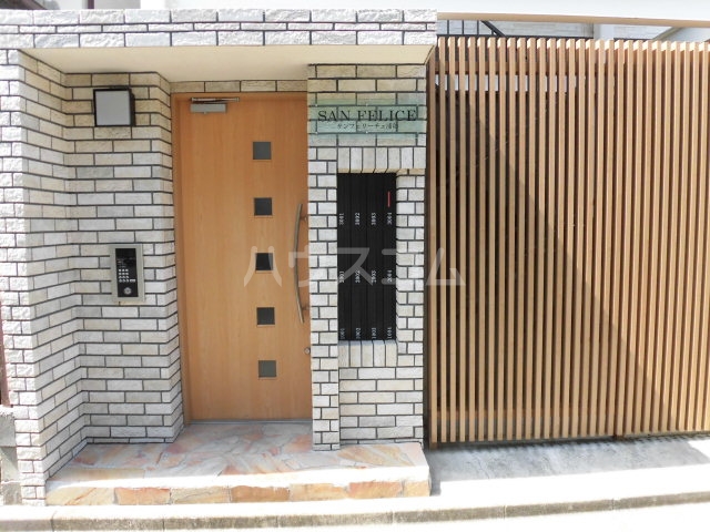 18/26 エントランス