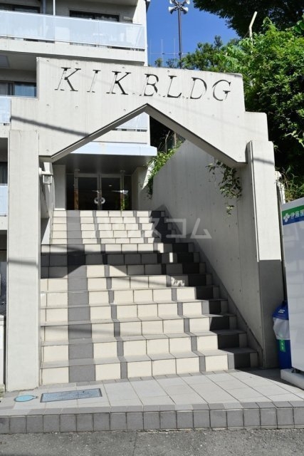 21/22 エントランス