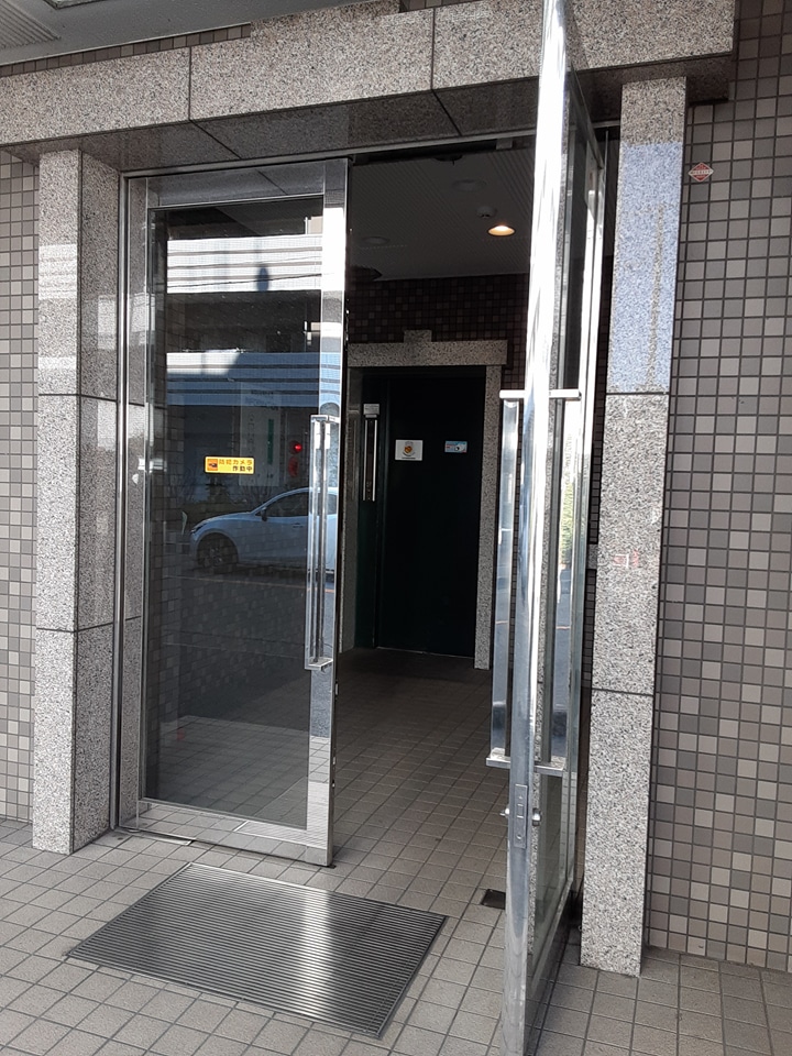 27/30 エントランス