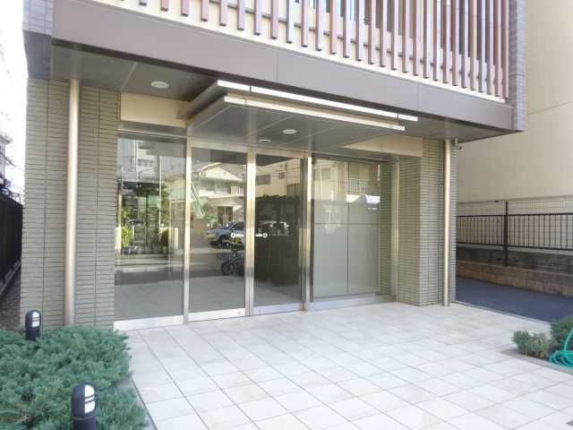 18/27 エントランス