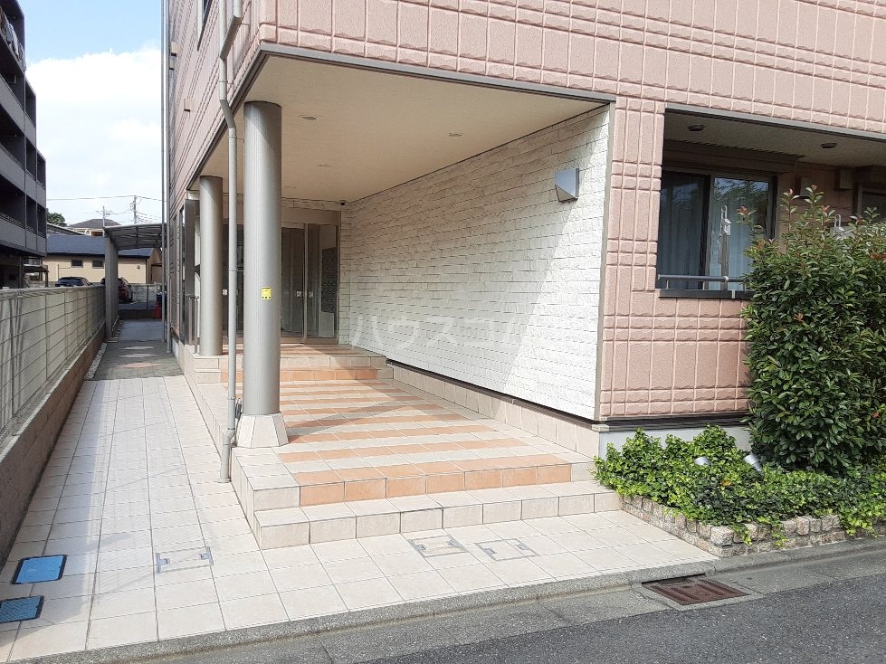 21/30 エントランス