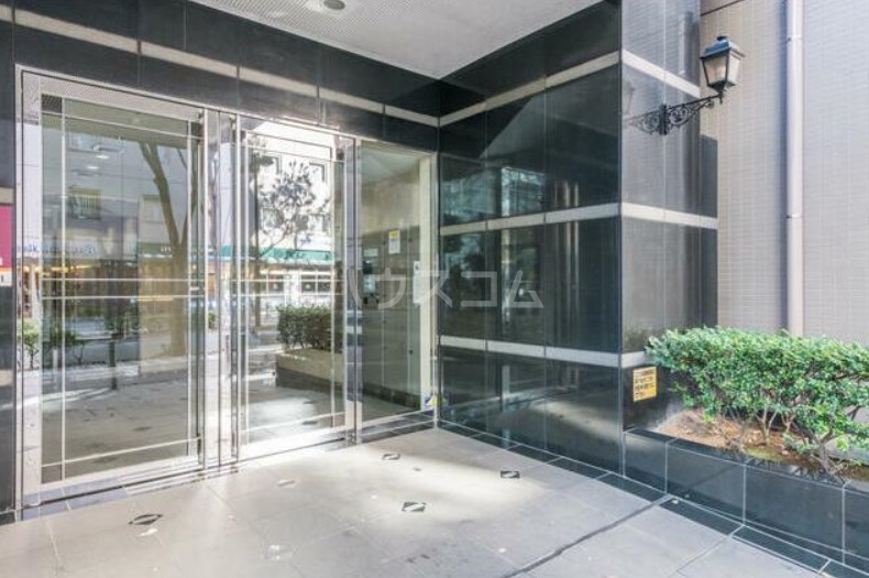 22/27 エントランス