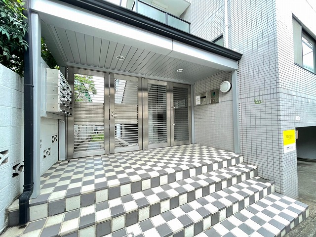 28/30 エントランス