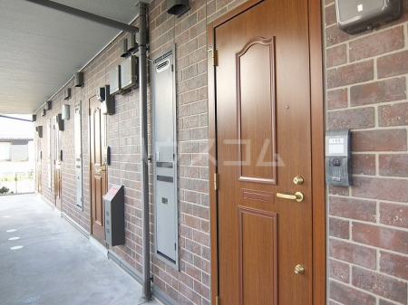 23/27 エントランス